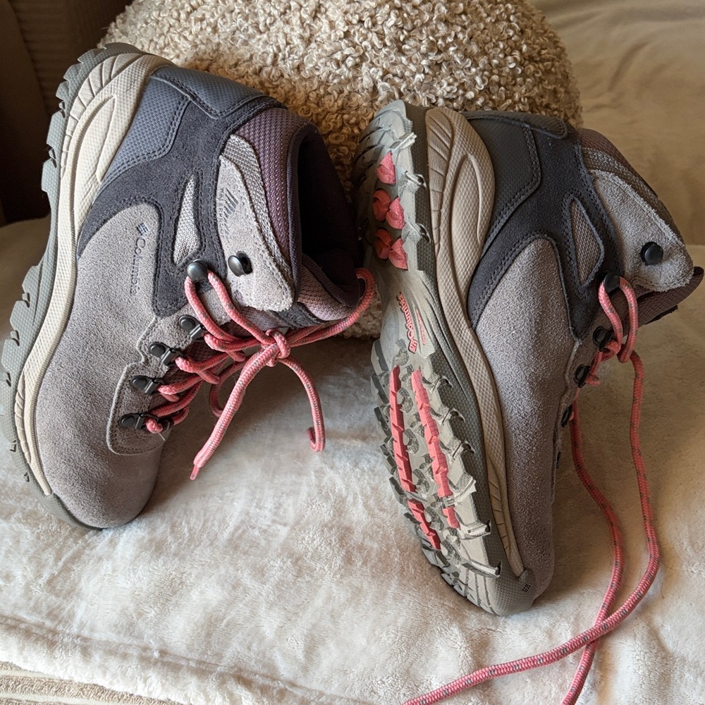 New Columbia Women’s 6.5 Waterproof Leather Hiking Boots, no box